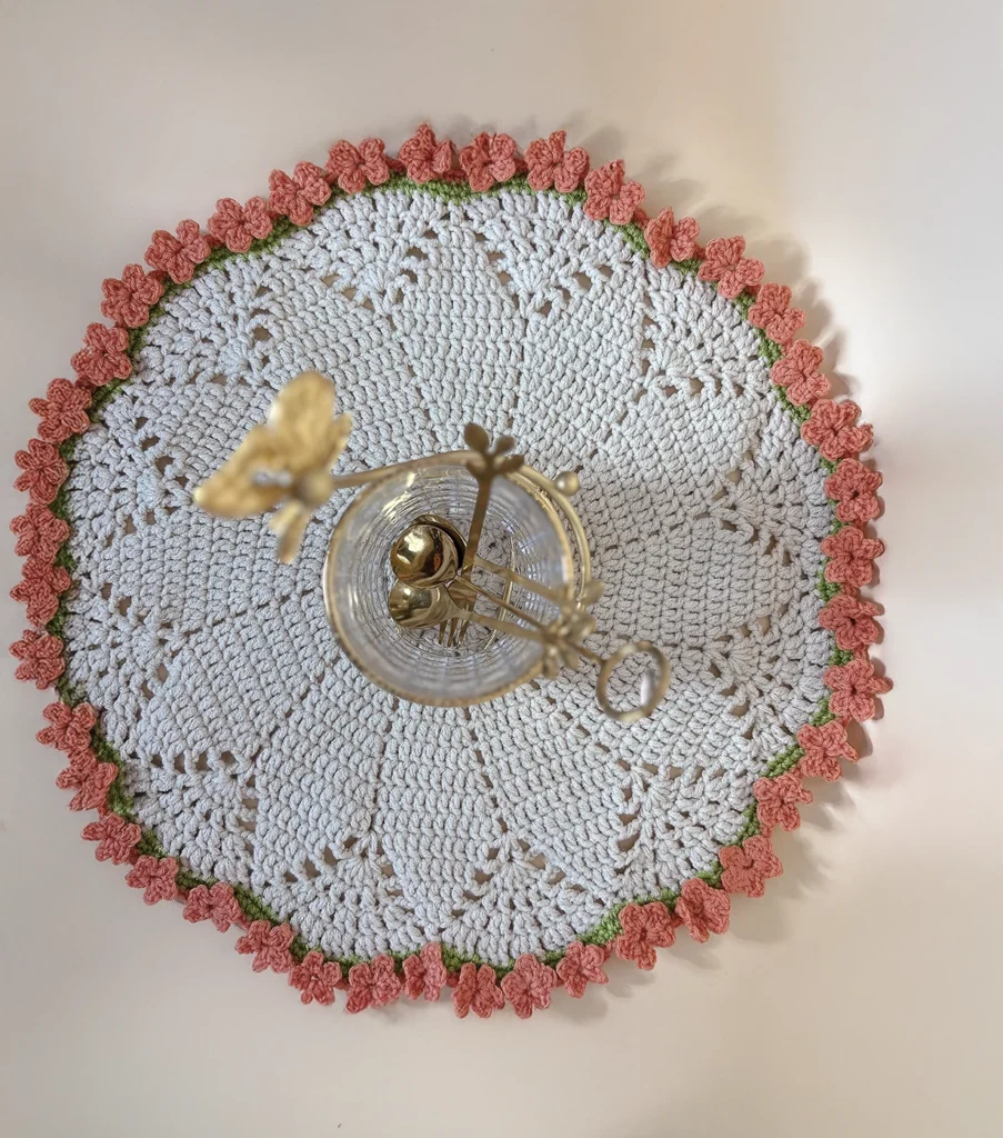 Cozy Home Decor Ideas Using Crochet & Knitted Items – Budget-Friendly Styling