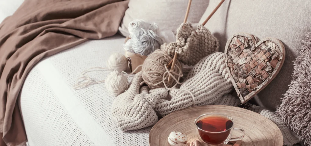 Cozy Home Decor Ideas Using Crochet & Knitted Items – Budget-Friendly Styling