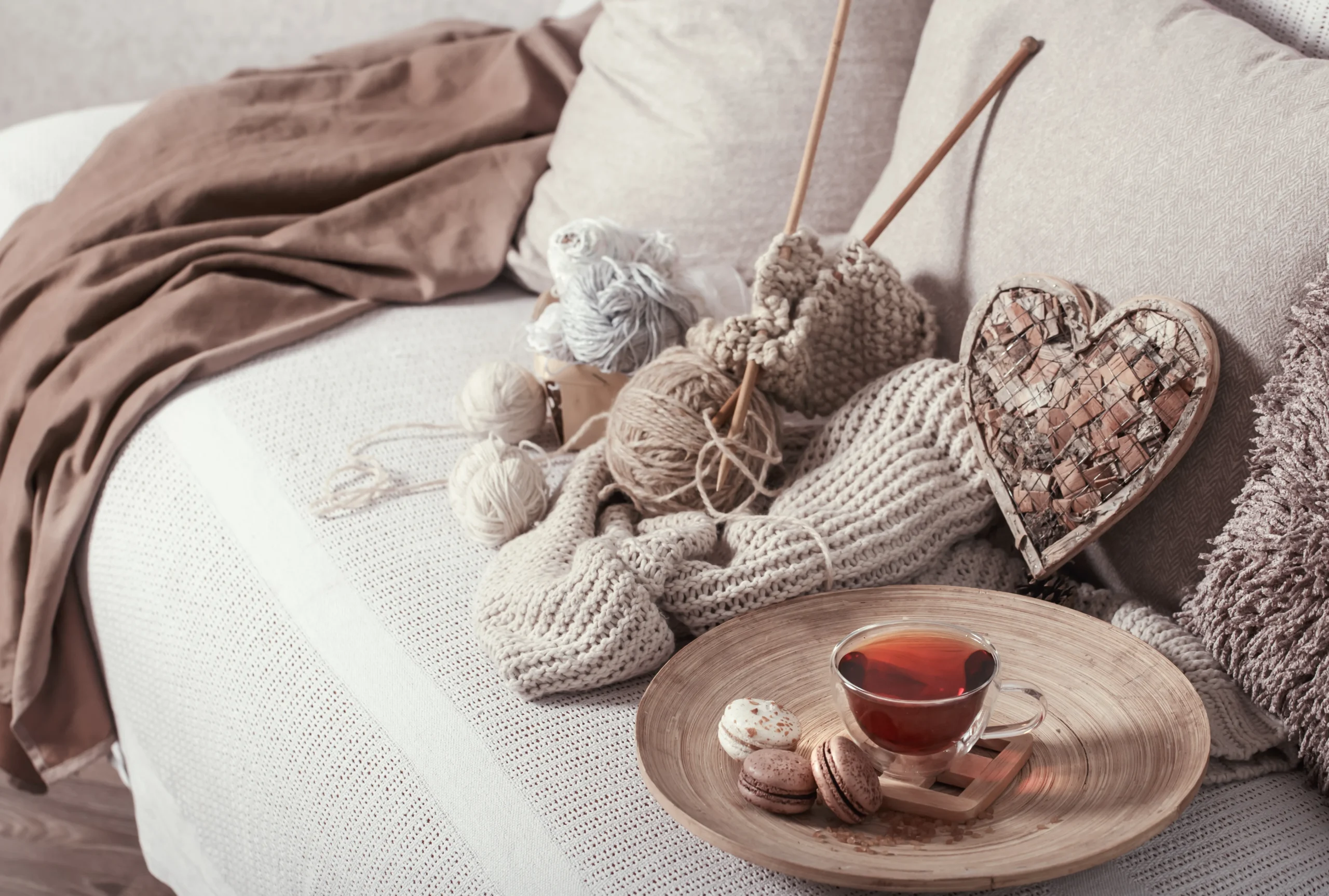 Cozy Home Decor Ideas Using Crochet & Knitted Items – Budget-Friendly Styling